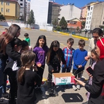 Gönüllülük Çalışmaları” dersi kapsamında okulumuz öğrencilerinden Ayşenur KILIÇ’ın “Benim Dünyamda Sen Hangi Renksin” adlı proje, Trabzon Beşikdüzü Merkez İlkokulu işbirliğinde gerçekleştirildi.