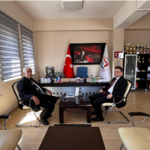 Yöresel basın temsilcisi Kuzey Ses Gazetesi’nden Ahmet Saraç, Yüksekokul Müdürümüz Dr. Öğr. Üyesi Ertuğrul Karoğlu’nu makamında ziyaret etti.